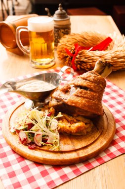 Kızarmış lahana ile eisbein