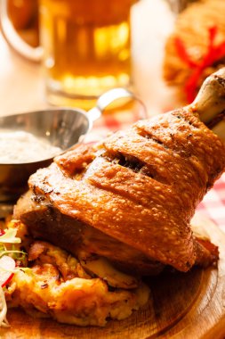 Kızarmış lahana ile eisbein