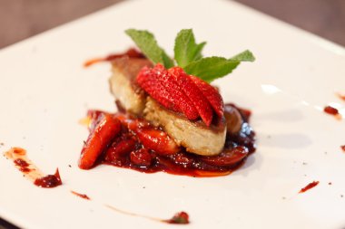 çilek ile kaz ciğeri