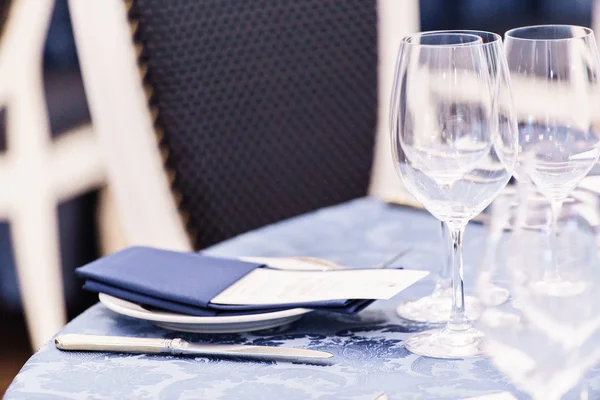 Serveertafel in restaurant — Stockfoto