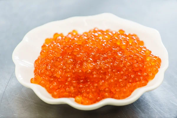 Röd kaviar på plattan — Stockfoto