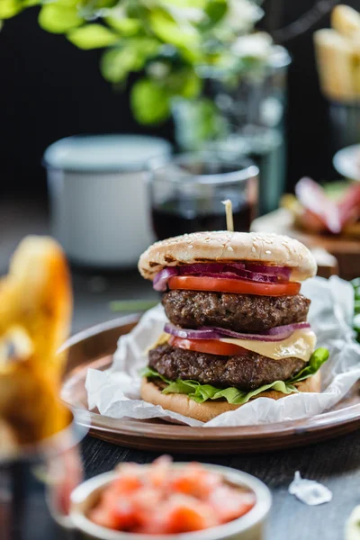 Amerikanischer leckerer Burger — Stockfoto