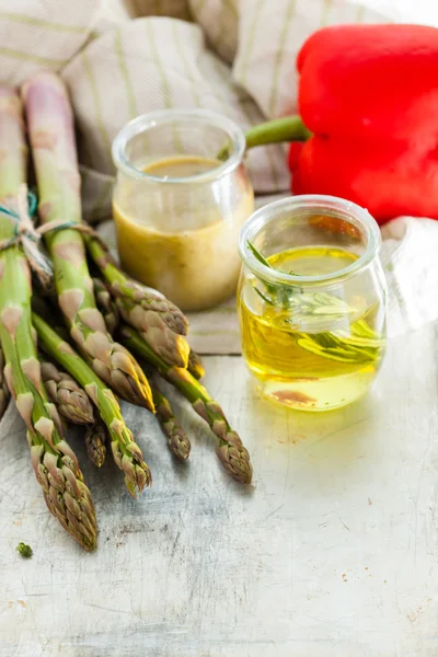 Grüner Spargel mit Dressing — Stockfoto