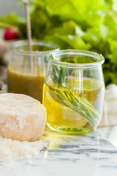 Aceite de oliva con romero — Foto de Stock
