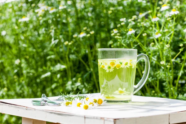 Té de manzanilla en vidrio — Foto de Stock