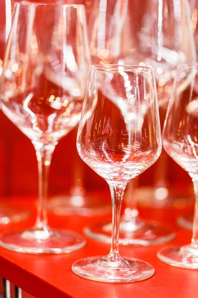 Puste szklanki w barze — Zdjęcie stockowe