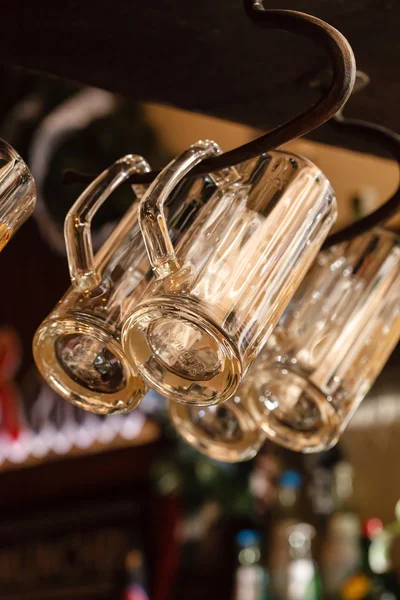 bira gözlük asılı