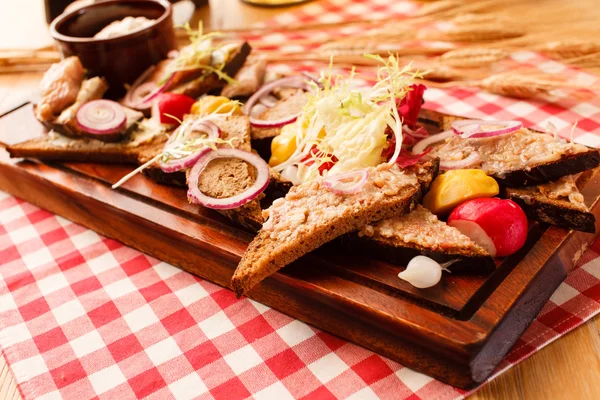 Smakelijk voorgerecht in bar — Stockfoto