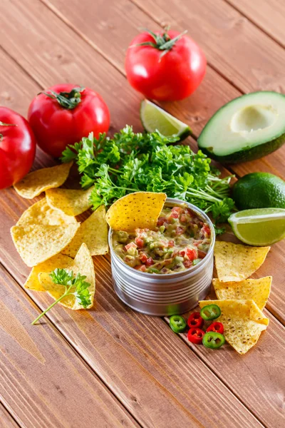 Guacamole mit Avocado und Limette — Stockfoto