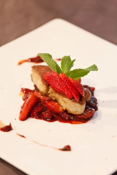 Foie gras mit Erdbeere — Stockfoto