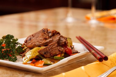 sığır eti ve sebze plaka üzerinde