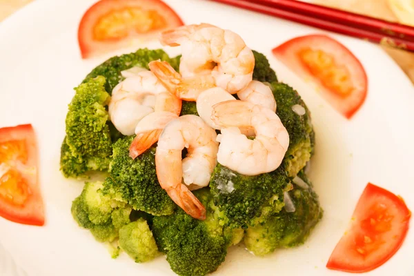 Brócoli con sarro de pescado —  Fotos de Stock