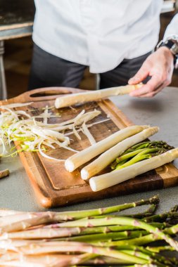 Döşeme ve kuşkonmaz soyma