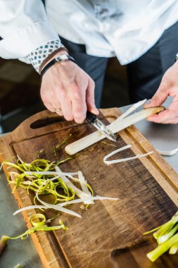 Döşeme ve kuşkonmaz soyma