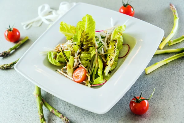 Zielona sałatka z warzywami — Zdjęcie stockowe