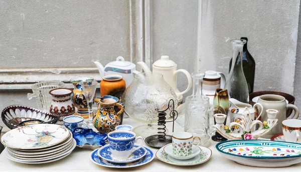 Servies op vintage markt — Stockfoto