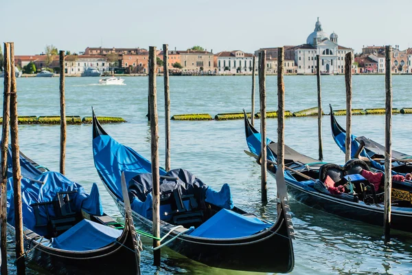 Starověké gondole v Benátkách — Stock fotografie