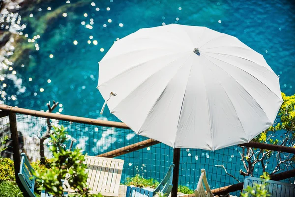 Stolar och vitt paraply — Stockfoto