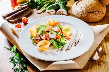 Tabakta sebze salatası