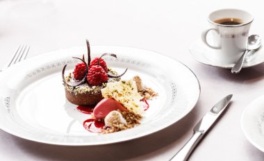 Çikolatalı kek ahududu