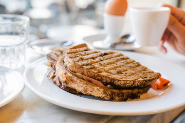 plaka üzerinde kafede Kahvaltı