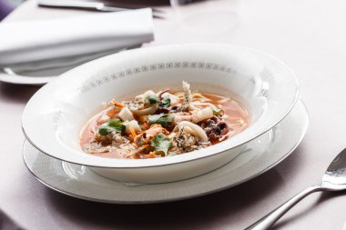 Deniz mahsulleri çorbası plaka üzerinde