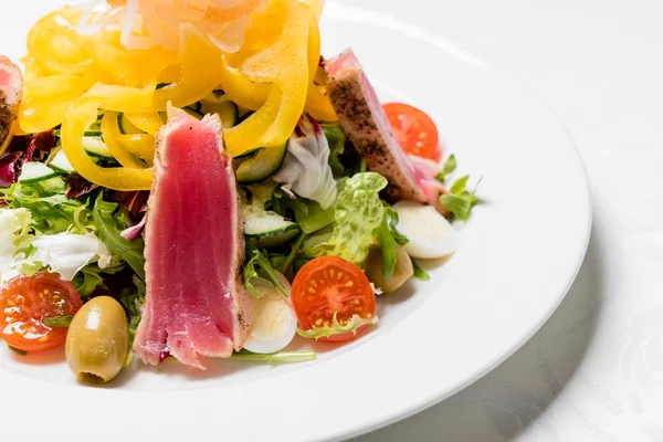 Salada com atum em prato — Fotografia de Stock