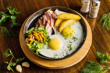 Dekorasyon ile sunulan geleneksel kahvaltı