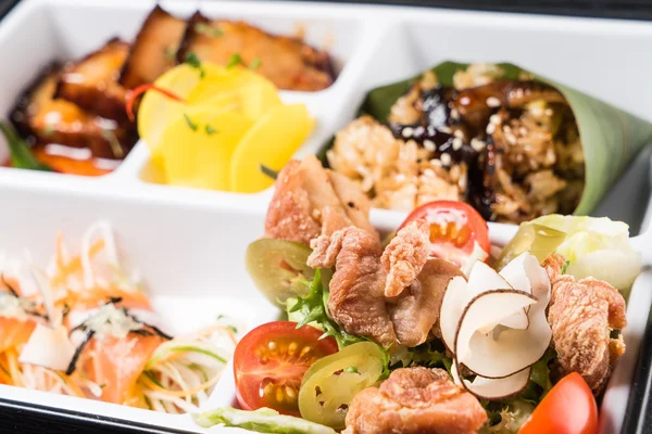 Comida japonesa en caja — Foto de Stock