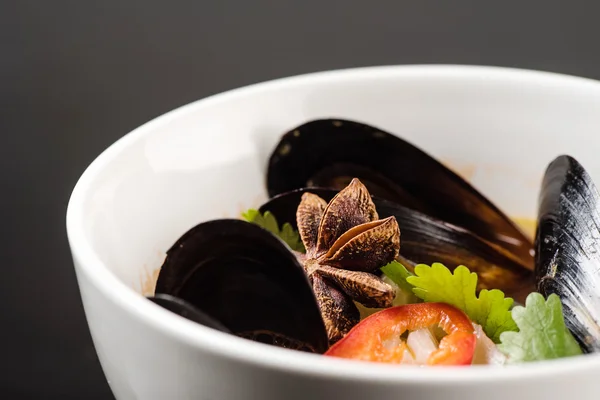 Zupa z owocami morza na talerzu — Zdjęcie stockowe