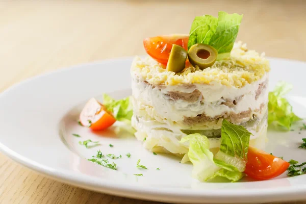 Salada em camadas no prato — Fotografia de Stock