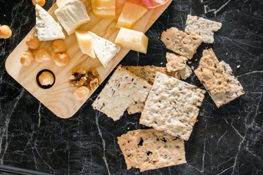 Şarap için peynir aperatifi