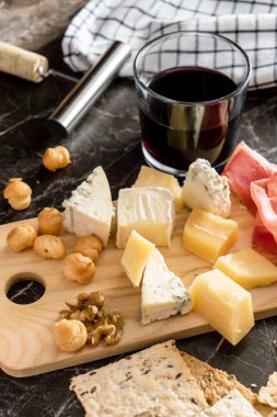 Şarap için peynir aperatifi