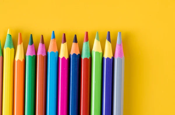 Lápices de color en amarillo — Foto de Stock