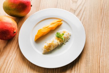 Tay tarzında tropikal tatlı