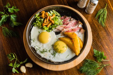 Dekorasyon ile sunulan geleneksel kahvaltı