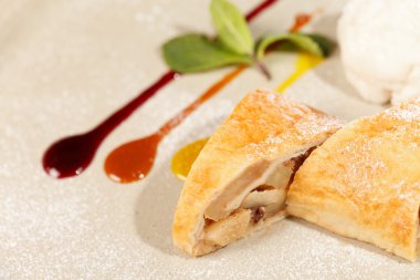 Vanilyalı dondurmalı elmalı turta.