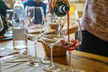 Şarap tatma içinde bar 