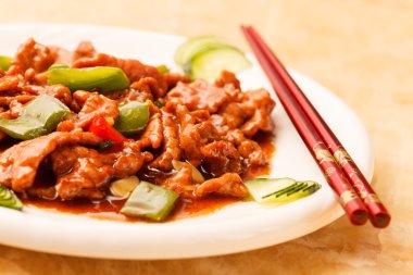 plaka üzerinde sebzeli biftek