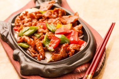 plaka üzerinde sebzeli biftek