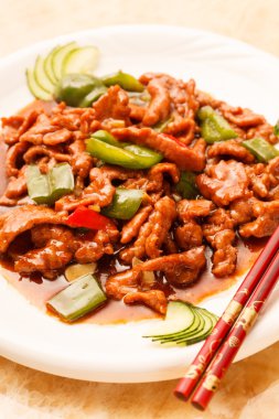 plaka üzerinde sebzeli biftek