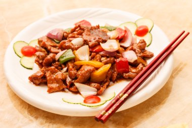 plaka üzerinde sebzeli biftek