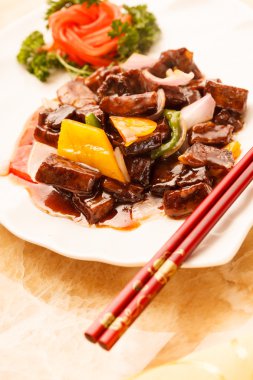 plaka üzerinde sebzeli biftek