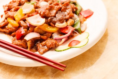 plaka üzerinde sebzeli biftek