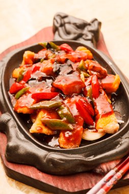 Ananas derin kızarmış domuz