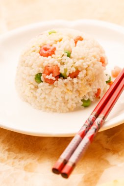 plaka üzerinde sebzeli pilav