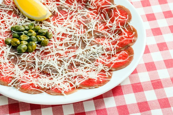 Carpaccio z mięsa na talerzu — Zdjęcie stockowe