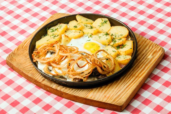 Bratkartoffeln mit Ei — Stockfoto