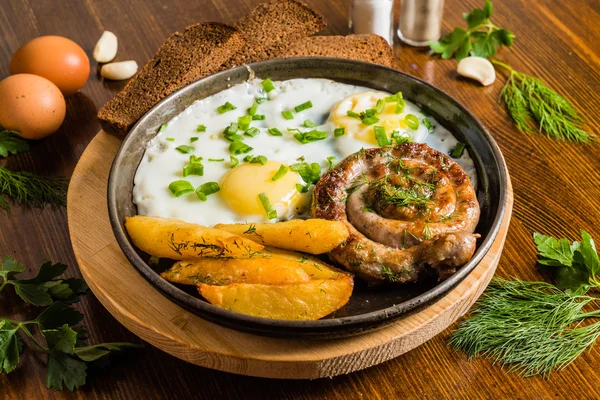 Petit déjeuner traditionnel servi avec décoration — Photo