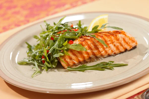 Жареный лосось на тарелке — стоковое фото